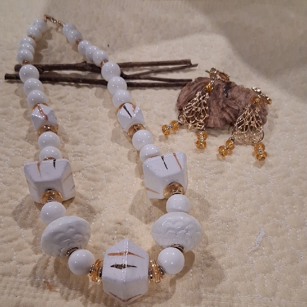 VINTAGE BEADED NECKLACE & GOLDTONE CITRINE CLIP ON EARRINGS
